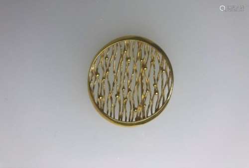 An 18ct yellow gold stylised roundel brooch