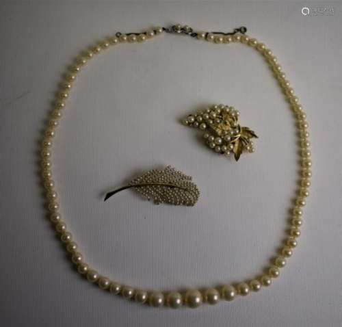 A single row of graduated cultured pearls and other pearl set items