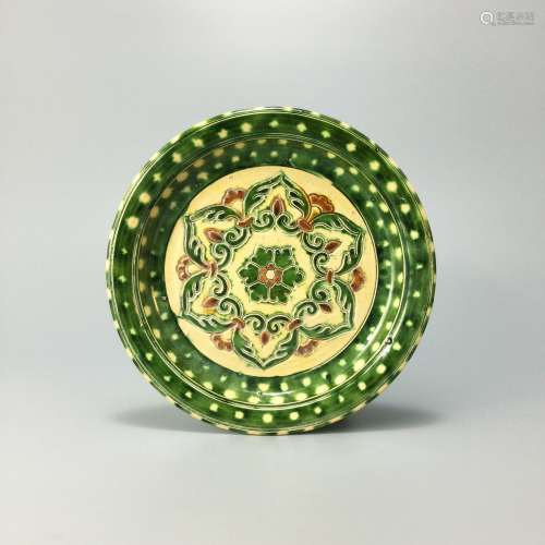 A Tricolor porcelain plate with Po-phase flower design,