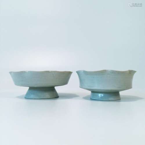 A pair of bluish-white glaze Stem plate with carved &