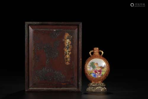 A Double-eared Flask with the West Interlocking Floral and Gilt Figural Pattern