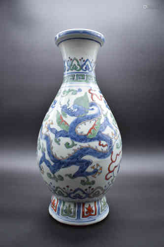 A Wucai Dragons Vase