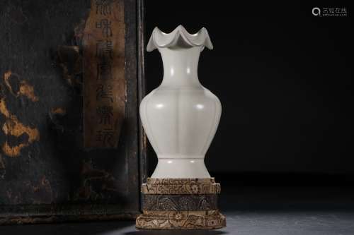 A Pale Bluish-white Glazed Vase of Ru-type