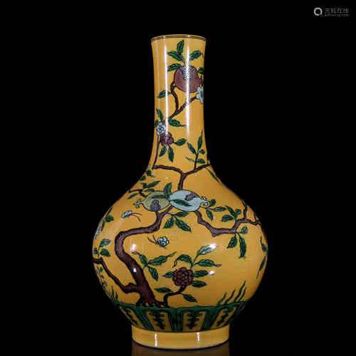 A Globular Shape Vase of Susancai Pomegranate