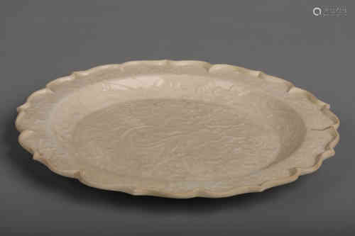 An Incised White Glazed Lobed Dish