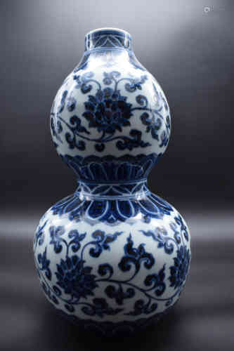 A Blue and White Gourd Vase