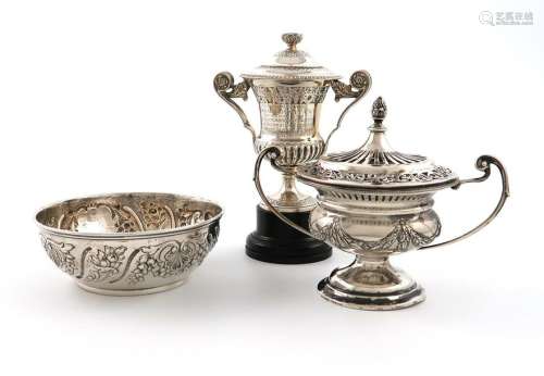 A small mixed lot of silver items, comprising: a t…