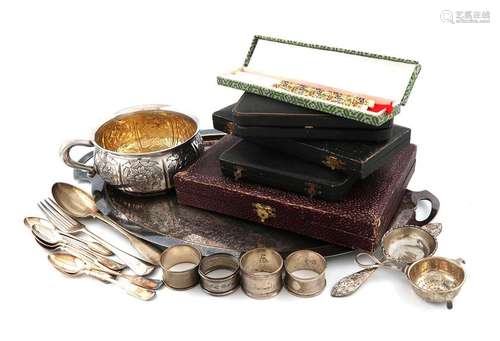 A mixed lot, comprising silver items: a modern sma…