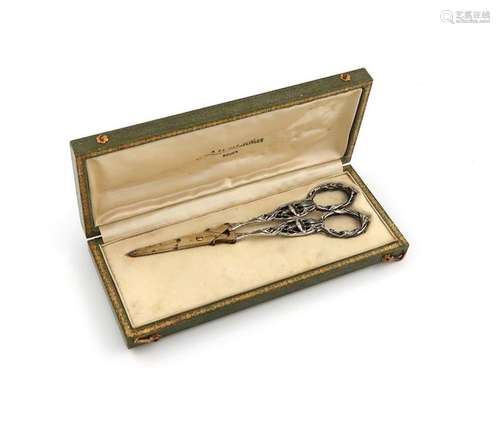 A pair of French silver Art Nouveau grape scissors…