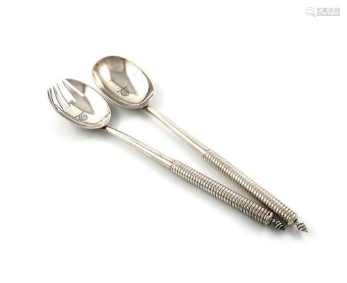 A pair of Victorian silver salad servers, by Georg…