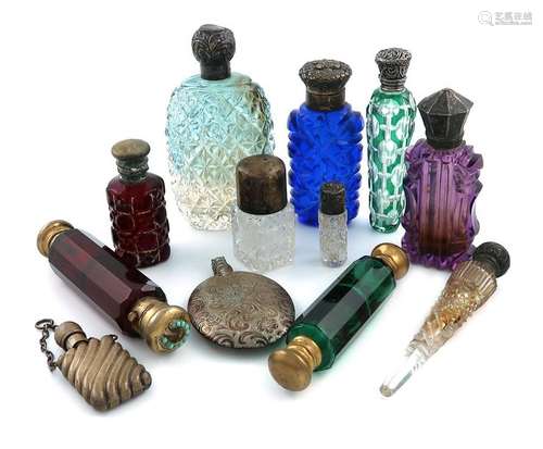 A mixed lot of silver mounted glass scent bottles,…