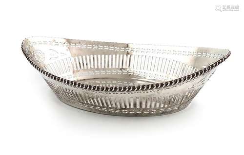 A silver bread basket, by the Goldsmiths and Silve…