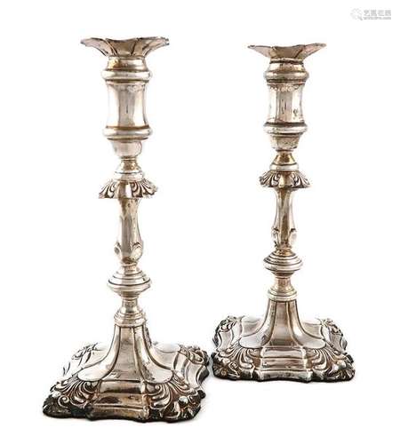 A pair of Edwardian silver candlesticks, by I S Gr…