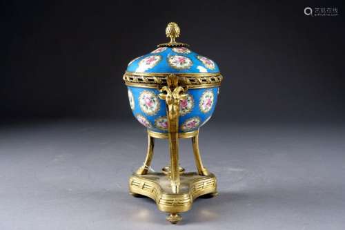 Louis XVI Potpourri. Porcelain with rose motifs in…