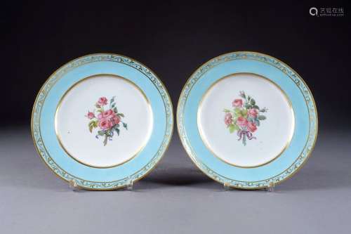 Pair of plates. With a motif of a bouquet of roses…