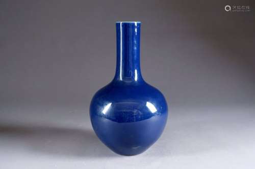 Bottle vase. Blue monochrome Chinese porcelain. Ka…