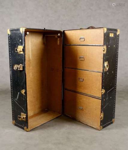 Travel trunk. Vertical and internal opening with f…