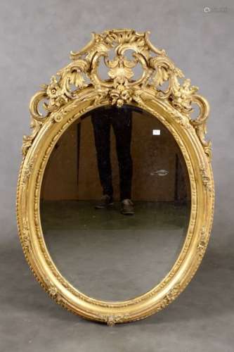 Louis XV style mirror. With a wide pediment decora…