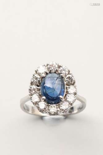 18k white gold ring set with a sapphire cabochon i…