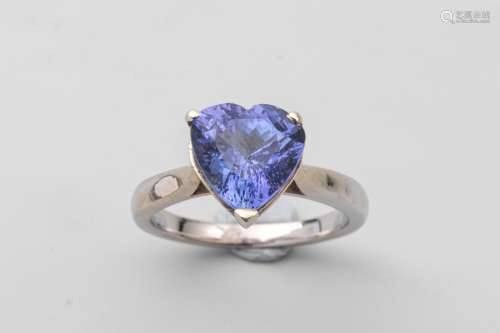 Ring in 18k white gold with a Tanzanite heart Gros…