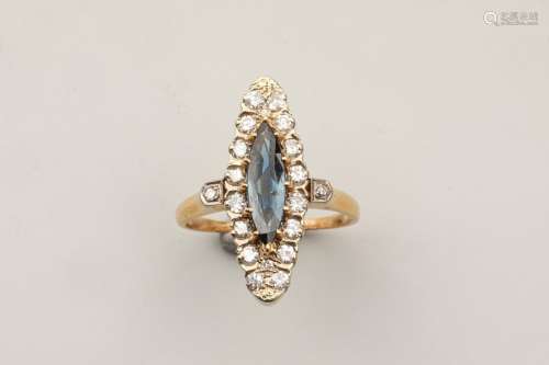 Marquise ring in 18k yellow gold set with a shuttl…
