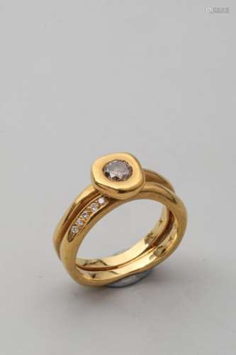 Double ring in 18k yellow gold with a line of smal…