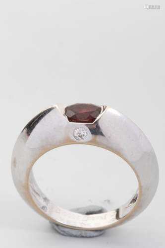 PIAGET Ring in 18k white gold set with a garnet an…