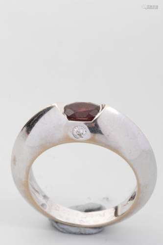 PIAGET Ring in 18k white gold set with a garnet an…