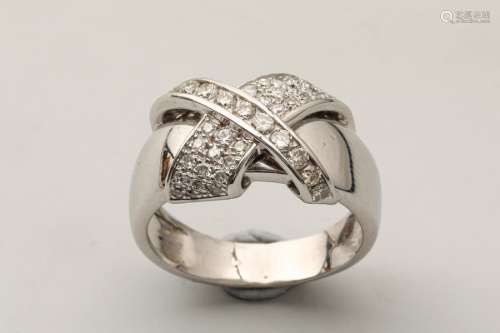 Large ring in 18k white gold with a diamond paved …
