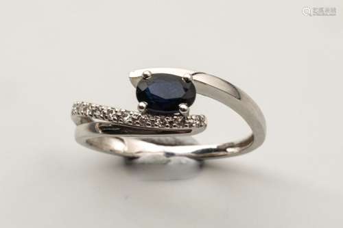 White gold ring with diamonds and sapphire Gross w…