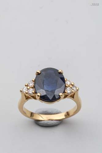 Ring in 18k yellow gold set with a large sapphire …