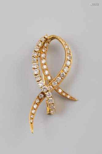 Brooch in yellow gold forming a knot and paved wit…