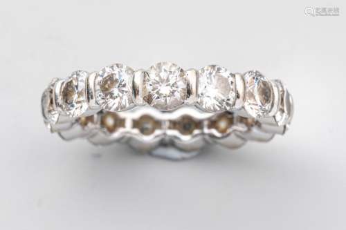 Wedding band in 18k white gold topped with brillia…