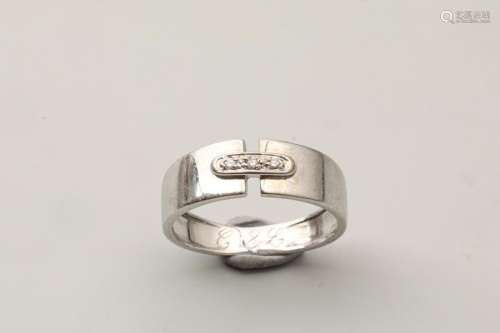 White gold ring closed with a small line of diamon…
