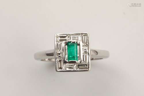 18K white gold ring surmounted by an emerald surro…