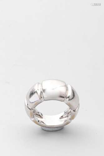 Ring in 18k white gold worked in a bamboo style We…