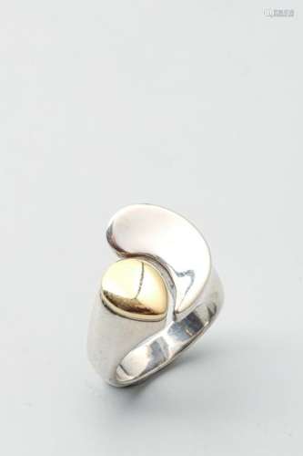 18k yellow gold and silver modern ring Gross weigh…