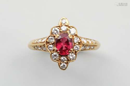 Ring in 18k yellow gold with a beautiful ruby surr…