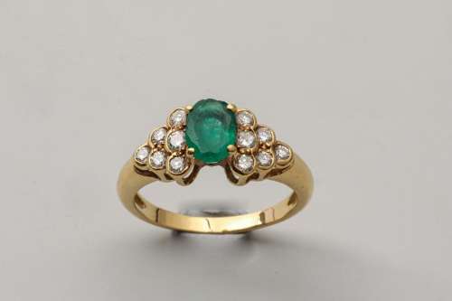 18k yellow gold ring surmounted by an oval emerald…