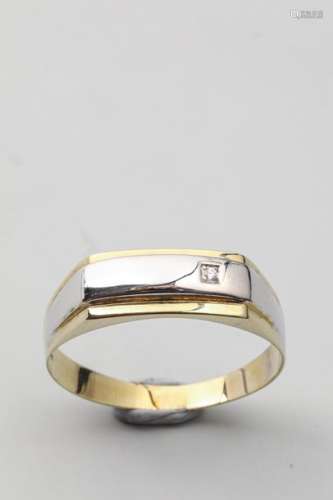 Two 9K gold 9K signet ring decorated with a small …
