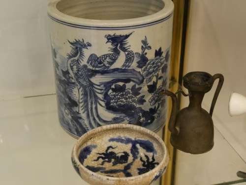 Brush pot in blue white porcelain decorated with b…