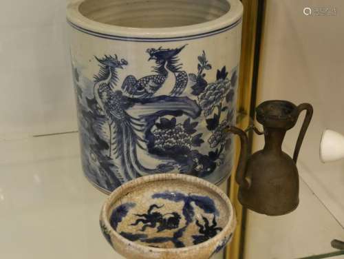 Brush pot in blue white porcelain decorated with b…
