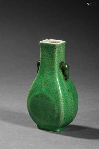 CHINA, 18th century. Miniature green vase with han…