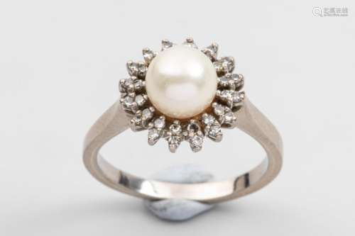 18k white gold ring with a white cultured pearl in…