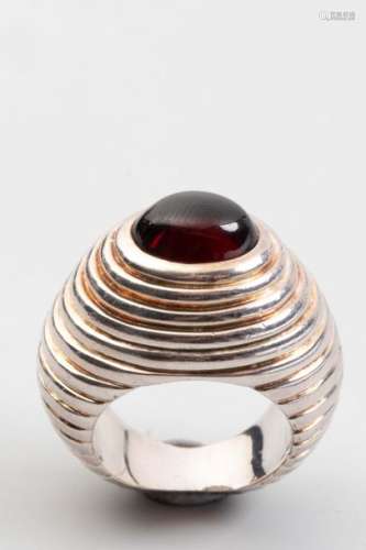 ARTHUS BERTRAND. 925mm silver ball ring with a gar…