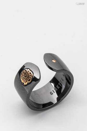 GINETTE NY. Open ceramic ring inlaid with a gold s…