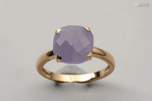 Ring in 18k yellow gold with a cushion cut amethys…