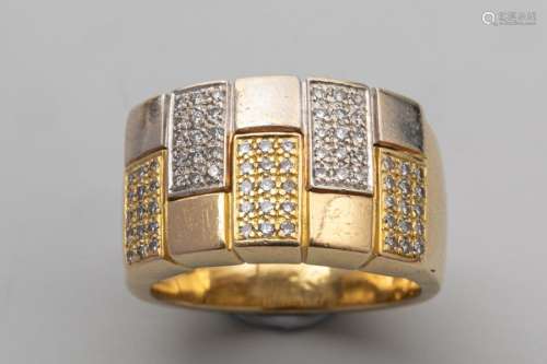 Two 18k gold band ring with squared pattern partly…