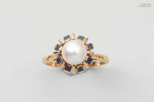 Ring in 18k yellow gold with a cultured pearl in a…