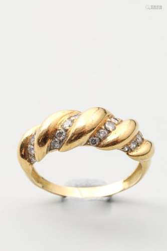 Ring in 18k yellow gold with alternating twists of…